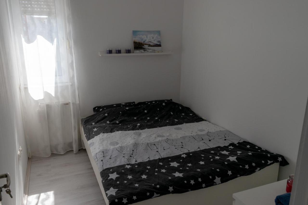 Stan Na Dan 021 Apartment โนวีซาด ภายนอก รูปภาพ