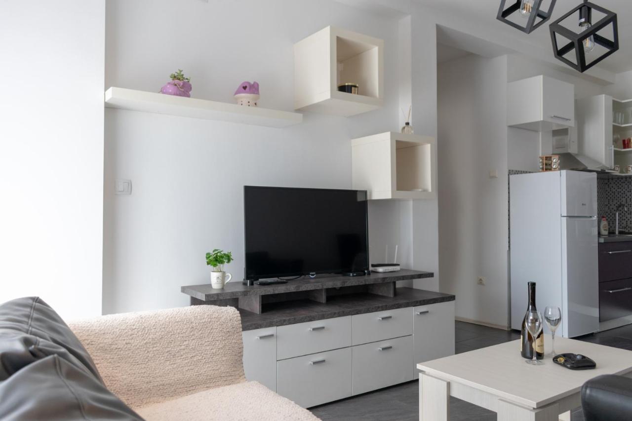 Stan Na Dan 021 Apartment โนวีซาด ภายนอก รูปภาพ