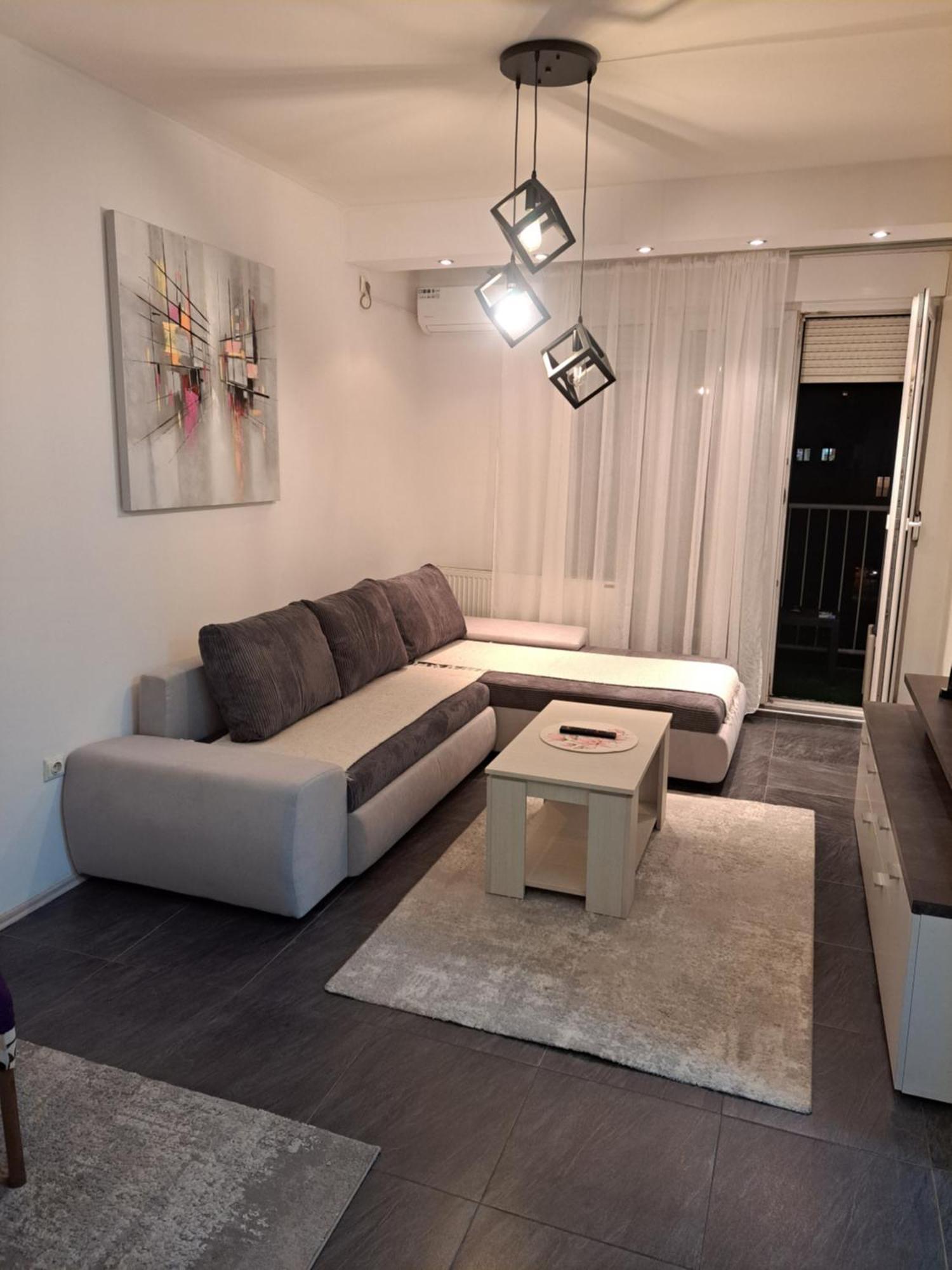 Stan Na Dan 021 Apartment โนวีซาด ภายนอก รูปภาพ